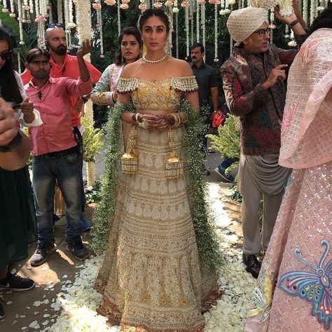 Kareena Kapoor Veere Di Wedding, Kareena Kapoor Hairstyles, Kareena Kapoor Wedding, Indian Lehenga, Kareena Kapoor Khan, Indian Bridal Outfits, Kareena Kapoor, Bridal Look, Lehenga Designs