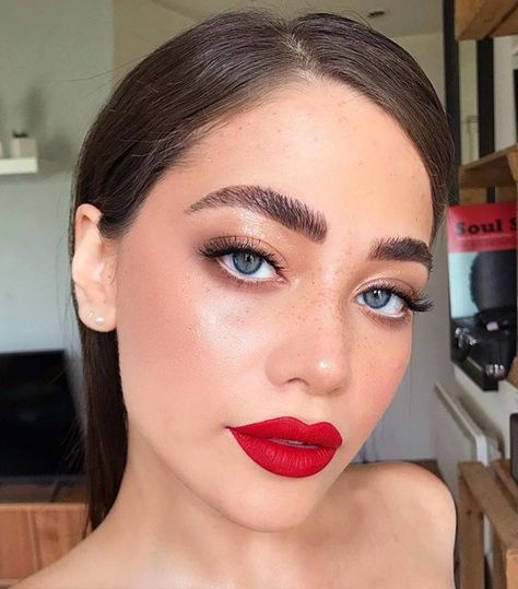 Makeup Bibir, Teknik Makeup, Red Lipstick Looks, Red Lips Makeup Look, Maquillage On Fleek, Red Lipstick Makeup, Red Lip Makeup, Beauty Make-up, Winter Makeup