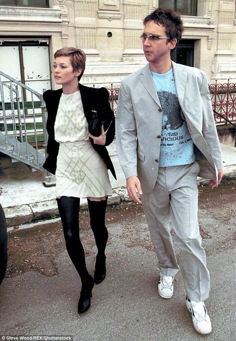 CKate's pixie crop in 2001 shot alongside Jefferson, .. Jefferson Hack, 90s Fashion Icons, Kate Moss Street Style, Kate Moss 90s, Kate Moss Style, Pixie Crop, Going Grey, What Katie Did, Fashion Calendar