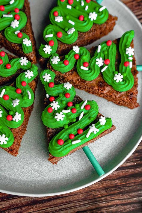 Christmas Tree Brownies! These homemade chocolate brownies are cut into triangles and decorated with green frosting and festive sprinkles. A fun and easy treat for the holidays! | HomemadeHooplah.com Brownie Design, Tree Brownies, Frozen Christmas Tree, Easy Dessert Recipes Christmas, Christmas Tree Brownies, Fun Holiday Treats, Chocolate Tree, Easy Christmas Treats, Frozen Christmas