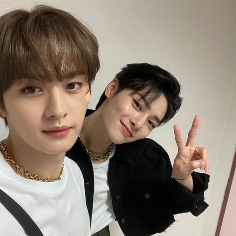 Lee Know And Jeongin Selca, Lee Know & I.n, Minho Straykids Selca, In And Lee Know, I N Icon, Stray Kids In Selca, Leeknow Selca, Jeongin And Lee Know, I N And Lee Know