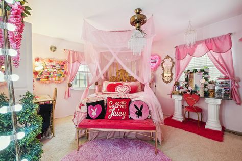 2000s Room, Shabby Chic Decor Bedroom, Girly Apartments, Girly Apartment Decor, Shabby Chic Bedrooms, Dreamy Room, Dream Room Inspiration, Room Makeover Bedroom