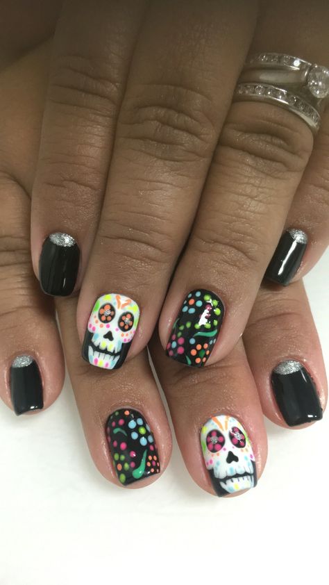 Dia Los Muertos Nails, Sugar Skull Nails Designs, Skull Nail Designs Easy, Sugar Skull Nail Art, Sugar Skull Nails Easy, Simple Skull Nail Art, Scull On Nails, Skull Nail Designs, Black Nails With Skulls Art Designs