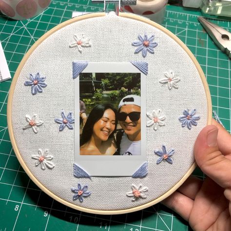 Polaroid Embroidery Hoop, Embroidery Hoop Frame, Embroidered Polaroid Frame, Embroidery Polaroid Frame, Simple Embroidery Ideas, Polaroid Embroidery, Embroidery Picture Frame, Flower Polaroid, Polaroid Holder