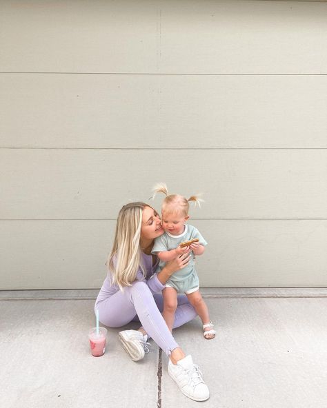 Mom Instagram Pictures, Mommy Daughter Dates, Aspyn And Parker, Mom Instagram, Mama Photo, Mom Aesthetic, Aspyn Ovard, Teen Pregnancy, Family Picture Poses