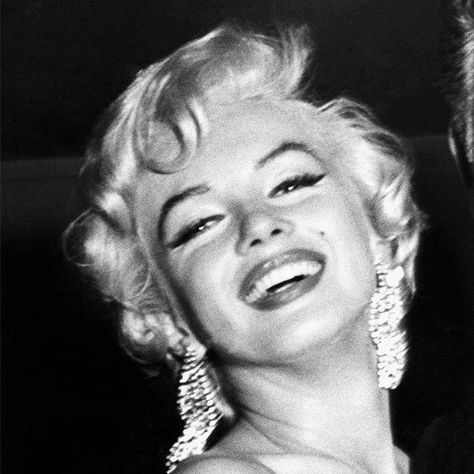 Marilyn Monroe Fantasy (@MarilynSpirit) | Twitter Make A Girl Laugh, Photos Rares, Marilyn Monroe Photos, Hollywood Icons, Norma Jean, Norma Jeane, Blonde Bombshell, Marilyn Monroe, Old Hollywood