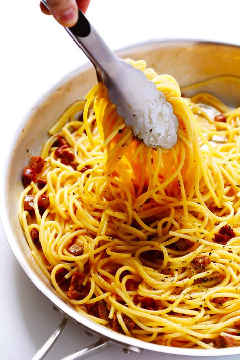 LOVE this Spanish Chorizo Spaghetti Carbonara! It's a Spanish take on the Italian classic, made with lots of spicy (or sweet) chorizo and Manchego cheese, and ready to go in just 20 minutes! | Gimme Some Oven #spaghetticarbonara #spanishrecipes #italian #chorizo #dinnerrecipes #easydinner Chorizo Spaghetti, Spanish Sausage, Spanish Chorizo, Chorizo Pasta, Chorizo Recipes, Queso Manchego, Garlic Chicken Recipes, Carbonara Recipe, Gimme Some Oven