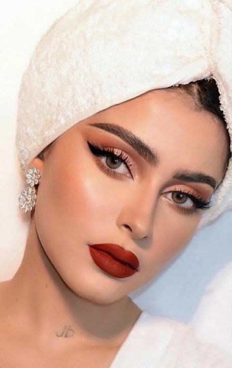 Makeup Arab, Makeup For Sensitive Eyes, Subtle Eye Makeup, Red Lipstick Makeup Looks, Natural Eye Makeup Tutorial, Dag Make Up, Elegantes Makeup, Soft Eye Makeup, Mekap Mata