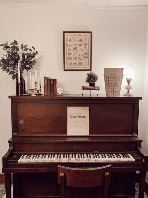 Upright Piano Decor, Piano Room Decor, Piano Decor, Piano Room, Upright Piano, Farmhouse Wall Decor, 인테리어 디자인, House Inspiration, Apartment Decor