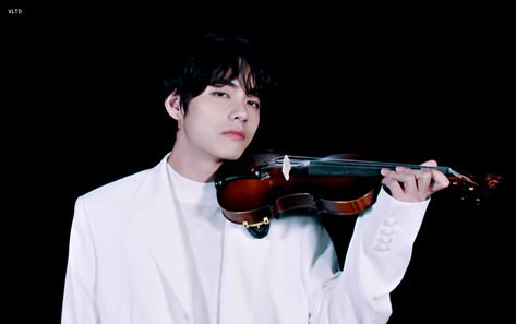 Taehyung Violin, Tae Icons, Jem Carstairs, Taehyung Edit, Taehyung Aesthetic, I Just Love You, Taehyung Photoshoot, In Another Life, Violinist