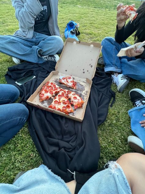 Park With Friends Aesthetic, Hanging Out With Friends Ideas, Hangout Activities, Pizza With Friends, Friend Hangout, Hangout Friends, Park With Friends, Comfort Friend, Friends Hangout