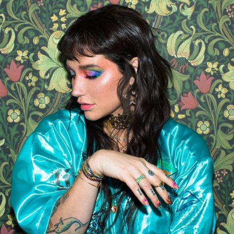 Kesha Makeup, Kesha Rose, Bold Makeup Looks, Favorite Skincare Products, Kesha, Shag Haircut, Vegan Beauty, Grunge Hair, Hairstyles With Bangs