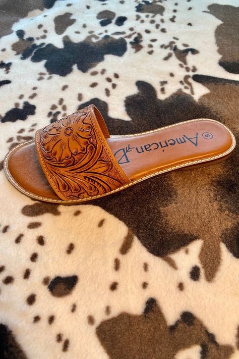 Tooled Leather Sandals, Mexican Shoes, Outfit Comfortable, Western Shoes, Dr Shoes, Western Wear Outfits, Cute Shoes Heels, Western Style Outfits, Western Chic