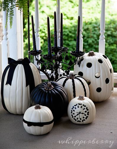 Black and White Halloween Pumpkins by @Heather // Whipperberry #MPumpkins Black White Halloween, White Halloween, Adornos Halloween, Easy Diy Halloween, Halloween 2018, Halloween Inspiration, Halloween Deco, White Pumpkins, Halloween Wedding