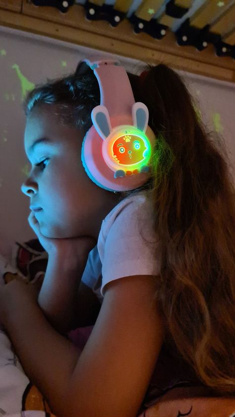 Toddler Headphones, Pink Led Lights, Airplane Crafts, Construction Paper Crafts, Girl With Headphones, Kids Headphones, Headphones Wireless, Paper Craft Tutorials, Fun Crafts To Do