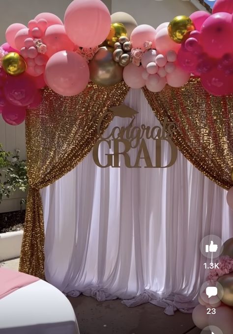 Pink Graduation Party Decorations, Gold Graduation Decorations, Pink Graduation Party, Grad Party Theme, Graduation Party Pictures, Prom Backdrops, Graduation Party Table, Backyard Graduation Party, Senior Graduation Party