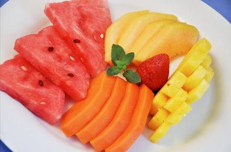 Si quieres tener energía para tu día incluye frutas en tu desayuno para llenarte de vitalidad y beneficiarte con sus nutrientes naturales. Fruits Arrangement, Fruit Kabobs Kids, Healthy Fruit Snacks, Fruit Decoration, Tiffin Box, Fruit Kabobs, Fruit Arrangements, Fruit Decorations, Delicacy Food