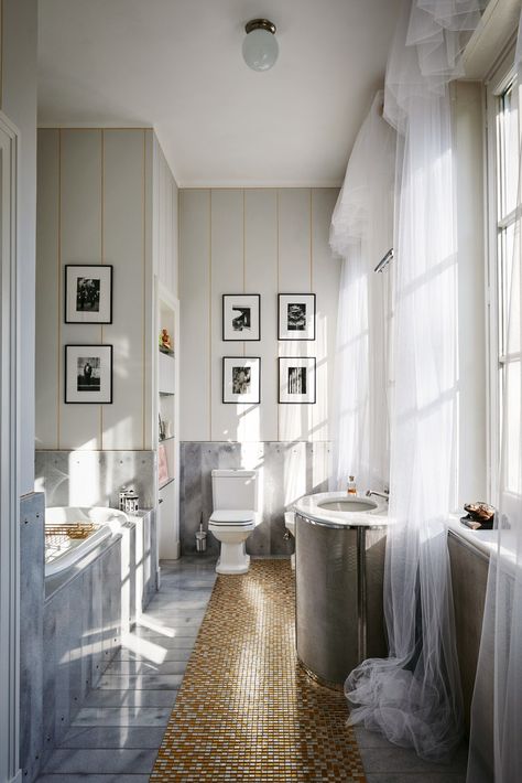 The curtains on these bathroom windows scream, I'm surrounded by tons of property and have exquisite privacy. Love the wallpaper! Glamorous Interiors, Design Apartment, Two Story Homes, Parquet Flooring, Decoration Inspiration, Celebrity Houses, Elba, Architectural Digest, Elle Decor