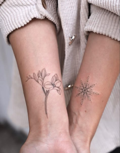 Men Floral Tattoo, Floral Tattoo Simple, Floral Tattoo Drawing, Floral Tattoo Forearm, Vintage Floral Tattoo, Black And White Floral Tattoo, Floral Tattoo Small, White Floral Tattoo, Simple Floral Tattoo