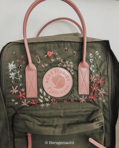 Mochila Fjallraven Kanken, Embroidered Backpack, Diy Backpack, Diy Embroidery Designs, Embroidery Bags, Cute Embroidery, Pencil Cases, Embroidery Inspiration, Embroidery Patches