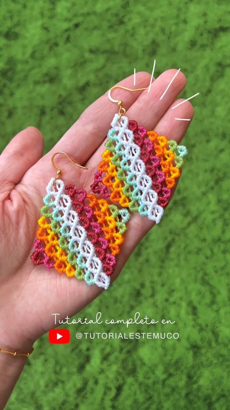 Patrón paso a paso de aretes tejidos en macrame con hilo.
- Aretes con diseño de diamantes con colores
- Patrón repetitivo con opciones para agregar decoraciones.
- Ideal para regalar o vender 

💗 Si lo haces, no dudes en etiquetarme! Macrame Wall Hanging Patterns, Macrame Earrings, Tutorial Diy, Macrame Wall, Diy Earrings, Macrame Wall Hanging, Paracord, Earring Necklace, Beading Patterns