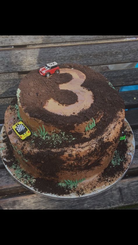 Race Track Cupcakes, Easy Car Cake Ideas, Dirt Track Birthday Cake, Race Car Birthday Cake Diy, Rally Car Cake, Rc Car Cake, Diy Race Car Cake, Hot Wheels Birthday Cake Diy, Vehicle Birthday Cake