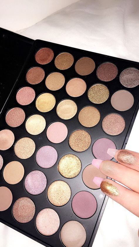 Morphe 35T #morphebrushes #35T Makeup Eyeshadow Palette, Makeup Pallets, Makeup Guru, Luxury Makeup, Kiss Makeup, Makeup Goals, Makeup Palette, Makeup Brands, Makeup Kit