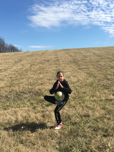 Juggling #tricks #soccer #futbol #futbolfemenino #buddha Juggling Tricks, Juggling, Soccer, Couple Photos, Football