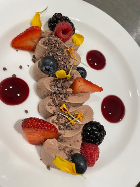 Chocolate mousse
Cocoa nibs 
Raspberries 
Blueberries 
Strawberries 
Raspberry sauce
Edible flowers Chocolate Mousse Presentation, Chocolate Mousse Plating Ideas, Chocolate Mousse Plating, Masterchef Recipes, Plating Ideas, Plated Dessert, 21 Diner, Raspberry Coulis, Cocoa Nibs