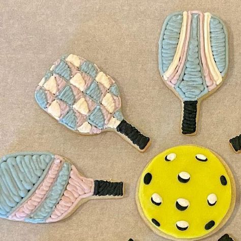 Regalene’s Cookie Dreams on Instagram: "Which #pickleballpaddle would you most like to play with…or eat?? #pickleballcookies #columbuspickleball #buttercreamcookies #frostinglovers #creamcheesefrosting #decoratedsugarcookies" Pickle Ball Cookies, Pickleball Cookies Decorated, Pickleball Cookies, Bakery Sugar Cookies, Retirement Cookies, Sugar Cookie Decorating Ideas, Pickleball Party, Sugar Cookie Decorating, Holiday Inspo