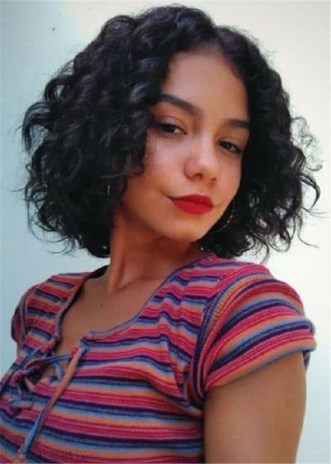 10 Gorgeous Middle Part Curly Hairstyles for Women 3a Haircuts, Curly Hairstyles Middle Part, Curly Hair Middle Part, Hairstyles Middle Part, Kręcony Bob, Hair Middle Part, Trendy We Fryzurach, Synthetic Curly Hair, Short Curly Hairstyles