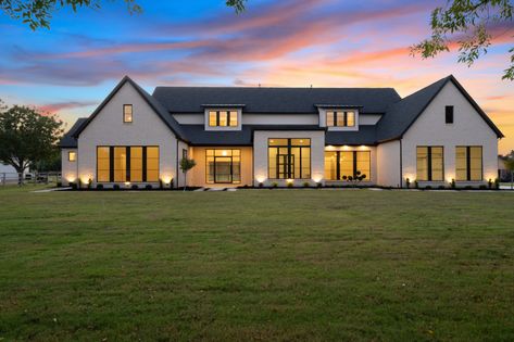 White Stone Exterior, Ultra Modern Farmhouse, Stone Exterior Home, Contemporary Farmhouse Exterior, Ranch Houses, Beautiful Modern Farmhouse, Modern Farmhouse Ranch, Modern Ranch House, Transitional Exterior