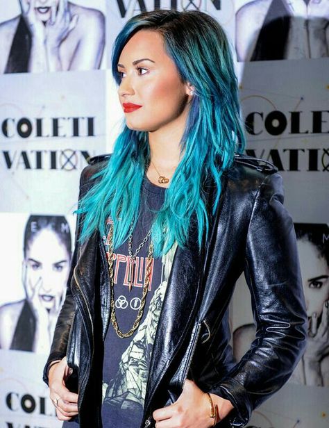 Demi Lovato Blue Hair, Celebrity Faceclaims, Facebook Emoji, Demi Lovato Body, Demi Lovato Style, Hair Rainbow, Rocker Look, Hair Color Blue, Demi Lovato