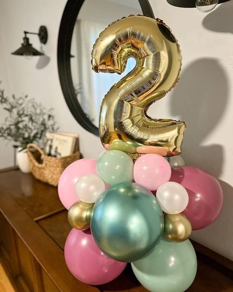 Mini Birthday Balloon Bouquet, Small Balloon Table Centerpieces, Small Birthday Balloon Arrangement, Number Balloon Centerpiece, Number Balloon Ideas, Foil Balloon Centerpieces, Table Top Balloon Decorations, Small Balloon Centerpieces Diy, Mini Balloon Centerpiece