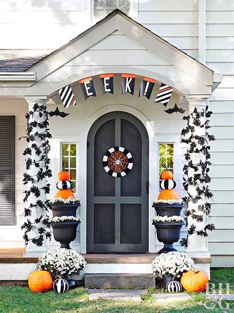 Halloween decor Outdoor Halloween Party Decorations, Halloween Wine Labels, Porche Halloween, Outdoor Halloween Parties, Halloween Party Table, Halloween Party Decor Diy, Halloween Front Porch Decor, Diy Halloween Decor, Halloween Porch Decorations