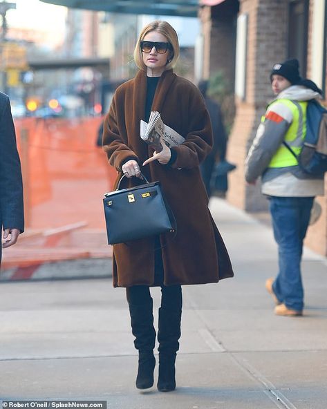 Less is more: The mother-of-one concealed her slender figure on the outing as she donned a... Hermes Kelly Celebrities, Rhw Style, Hermes Celebrities, Winter Uniform, Rosie Huntington Whiteley Style, Hermes Style, Hermes Kelly Bag, Rosie Huntington, Menlo Park