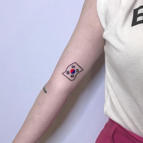 Korean flag inked on the right arm by @88world.co.kr Tattoos For Women Korean, Korean Flag Tattoo, Tattoo Korean, Korean Image, Korean Flag, Belly Tattoos, Ribcage Tattoo, Cool Arm Tattoos, Flag Tattoo