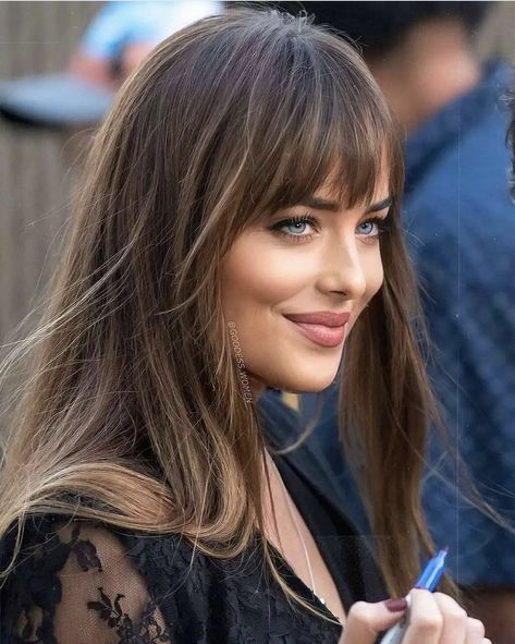 Dakota Johnson Highlights, Dakota Johnson Hair Color, Dakota Johnson Bangs, Dakota Johnson Hair, Goldie Locks, Anastasia Grey, Rectangular Face, Melanie Griffith, Gorgeous Hair Color