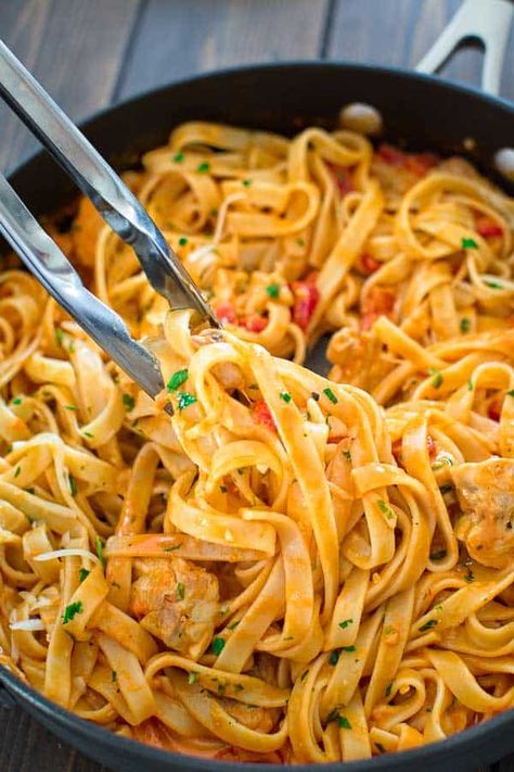 This elegant and creamy Fettuccine with Roasted Pepper Sauce and Chicken is made in under 30 minutes and requires just 6 ingredients. Your guests and family members will love it! ❤ COOKTORIA.COM Italian Chicken Pasta Recipes, Pasta And Chicken, Summer Pasta Recipes, Italian Chicken Pasta, Creamy Italian Chicken, Pasta With Chicken, Roasted Pepper Sauce, Chicken Spaghetti Recipes, Chicken Fettuccine