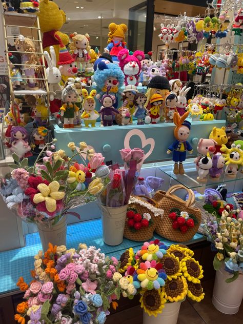 Crochet Store Display, Crochet Flower Shop, Crochet Vendor Display, Crochet Booth, Crochet Market Setup, Craft Booth Design, Crochet Craft Fair, Embroidered Hair Bows, Crochet Store