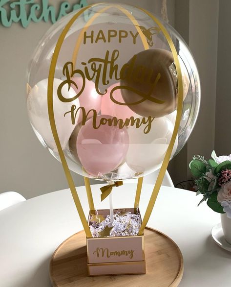 𝐆𝐢𝐟𝐭𝐭𝐨 on Instagram: “🤍 M O M 🤍 . #mombirthday #lovegifts #flowersbasket #flowersbox #custmizedgift #custommade #balloonsart #personlizedgifts #birthdaygift…” Candy Bouquet Diy, Valentines Balloons, Personalised Gifts Diy, Balloon Box, Flower Box Gift, Mini Balloons, Balloon Arrangements, Balloon Gift, Bubble Balloons