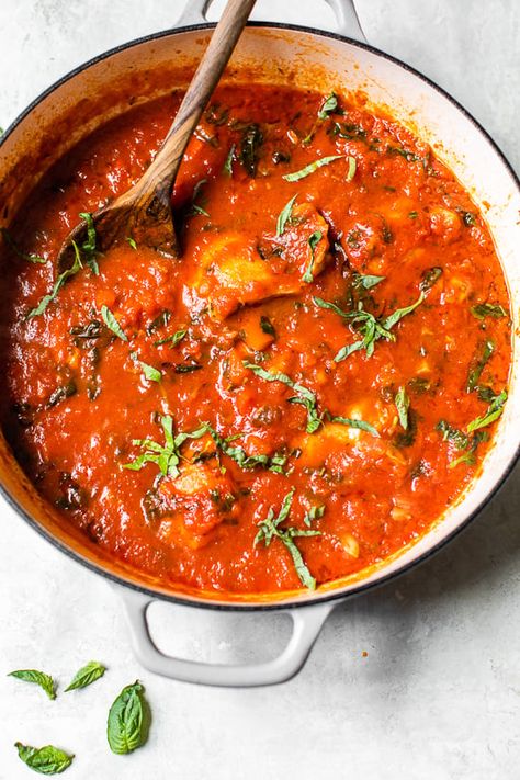 Chicken Cacciatore is a rustic Italian chicken dish made with bell peppers and mushrooms simmered in tomato sauce. #chicken #chickenrecipes #healthyrecipes #healthychickenrecipes #dinnerrecipes #healthyrecipes #weightwatcherrecipes #lowcalorierecipes Chicken Cacciatore Slow Cooker, Italian Chicken Dishes, Cacciatore Recipes, Skinnytaste Recipes, Chicken Cacciatore, Eat Seasonal, Skinny Taste Recipes, Healthy Delicious, Chicken Thigh Recipes