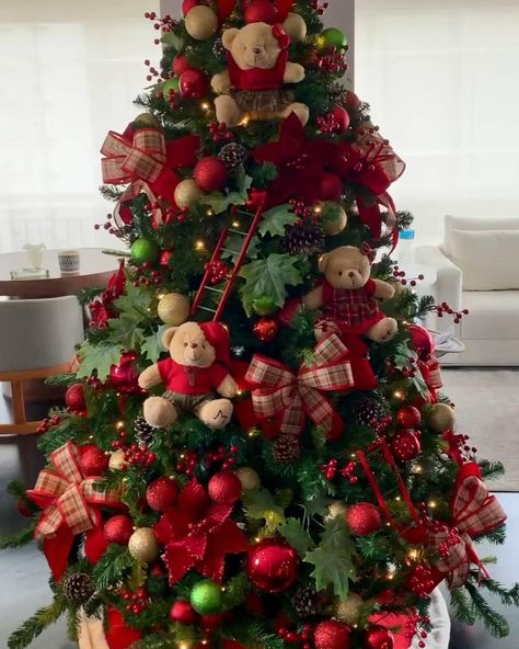 #christmasdecor #holidaydecor #festivehome #christmasdiy #holidayinspiration #creativeholiday #christmasdecorations #homedecorideas Teddy Christmas Tree, Christmas Tree With Teddy Bears, Christmas Tree Ideas Woodland Theme, Teddy Bear Christmas Tree, Flower Wall Decor Diy, Quirky Christmas Gifts, Teddy Christmas, Bear Christmas Tree, Elegant Christmas Tree Decorations