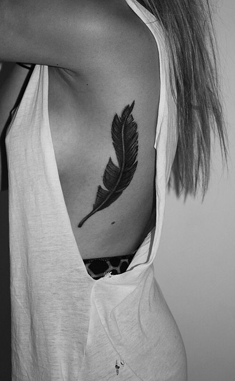 Pluma #arte #tatoo A Feather Tattoo, Tattoo Plume, Tattoo Feather, Cage Tattoos, Simple Tattoos For Women, Ribcage Tattoo, Feather Tattoo Design, Muster Tattoos, Cat Tattoos