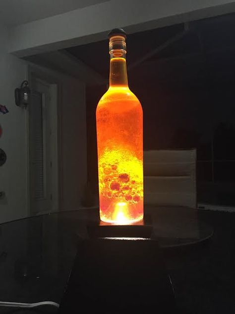 This would be so cool to make! Wine Kitchen Decor Ideas, Homemade Lava Lamp, Cool Lava Lamps, Make A Lava Lamp, Wine Decor Kitchen, Lampe Diy, Wine Kitchen, Wine Wall Art, Wine Decor