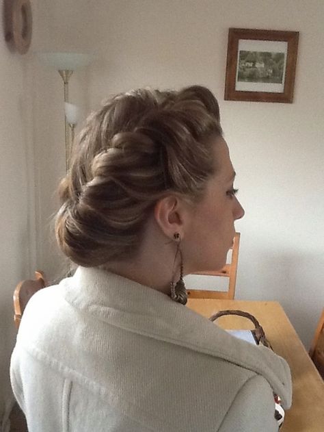 seems casual enough and doable Bridesmaid Things, 40s Hairstyles, Pinup Hair, 1940s Hairstyles, Victory Rolls, New Hair Do, Pin Up Vintage, Foam Rollers, Rockabilly Hair