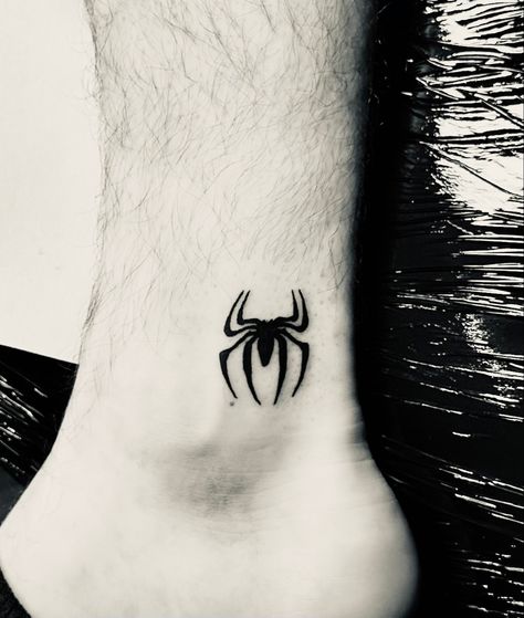 Spider Man Tattoo Design, Men Ankle Tattoo, Minimalist Spiderman Tattoo, Back Tattoo Flower, Spider Man Tattoo, Tattoo Friendship, Tattoo Ideas Back, Tattoo Western, Star Wars Tattoo Sleeve