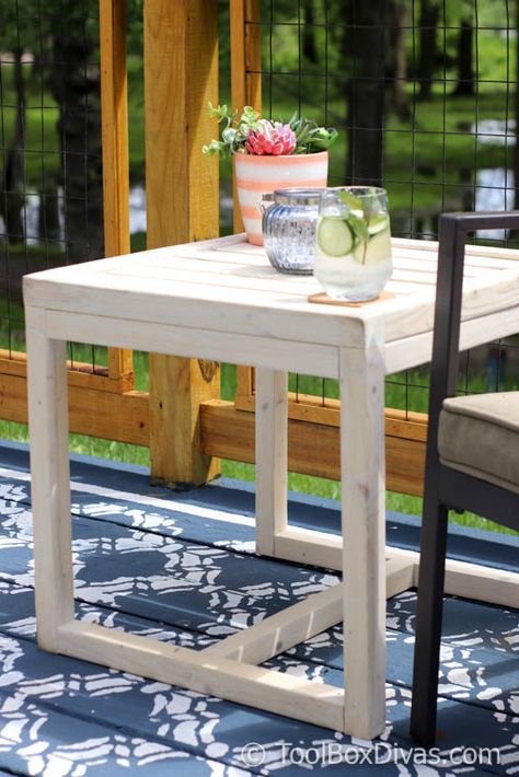 Looking for easy DIY patio furniture projects? Learn how to make an inexpensive accent table for your outdoor patio or deck. DIY Side table for just $10. Inexpensive Patio Furniture, Diy Outdoor Side Table, Unique Patio Furniture, Inexpensive Patio, Deck Diy, Diy Outdoor Table, Diy Side Table, Outdoor End Tables, Outdoor Deck Furniture