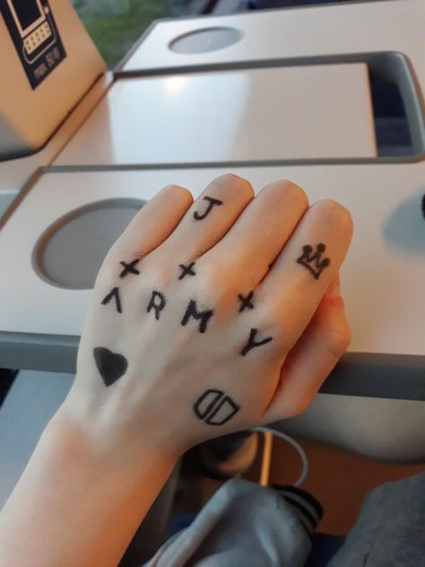 This is a BTS ARMY Tattoo 💜❤ Bts Army Mehndi Designs, Bts Mehendi Designs For Hands, Bts Mehndi Designs Simple, Jungkook Name Tattoo, Bts Mehandi Designs, Bts Mehendi Design, Bts Henna Designs, Mehandi Designs For Hands Simple Easy, Bts Army Tattoo