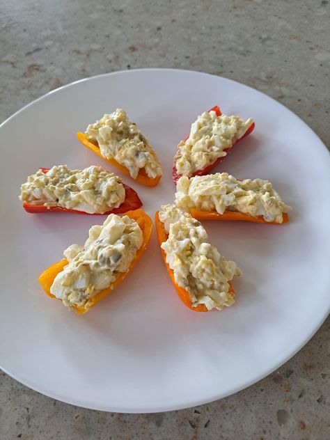 Bell peppers topped with dill egg salad Dill Egg Salad, Eggs In Peppers, African Recipes, South African Recipes, Bon Appetite, Work Lunch, Egg Salad, Ww Recipes, Carb Diet